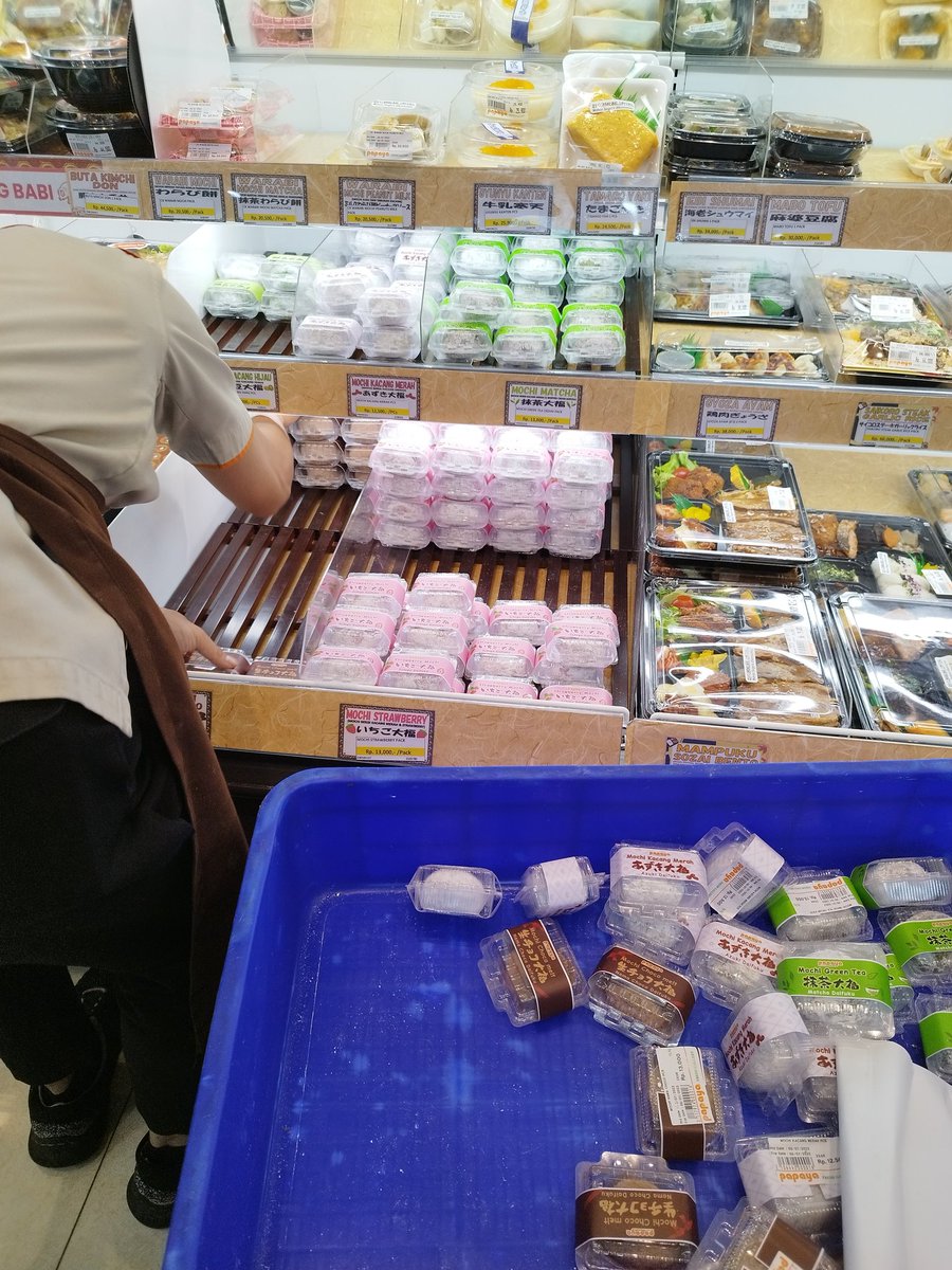 GraceThobink's tweet photo. @txtdrkuliner Krn gabut siang ini, jd mampir ke Papayaa
Yeayy, finally.. Dapat juga lu!
Ehh tp naik donk hargany seribu 🤭🤣🤣
.
Buru2 duduk di Taman Literasi utk nyoba. Gigitan pertama ehmm nicee. Tp lama2 kok terasa bgt manisny
Ngerasa sial krn beli rasa yg sm 2, yawessslaaa. Worth it to try https://t.co/cB33YbmZpb