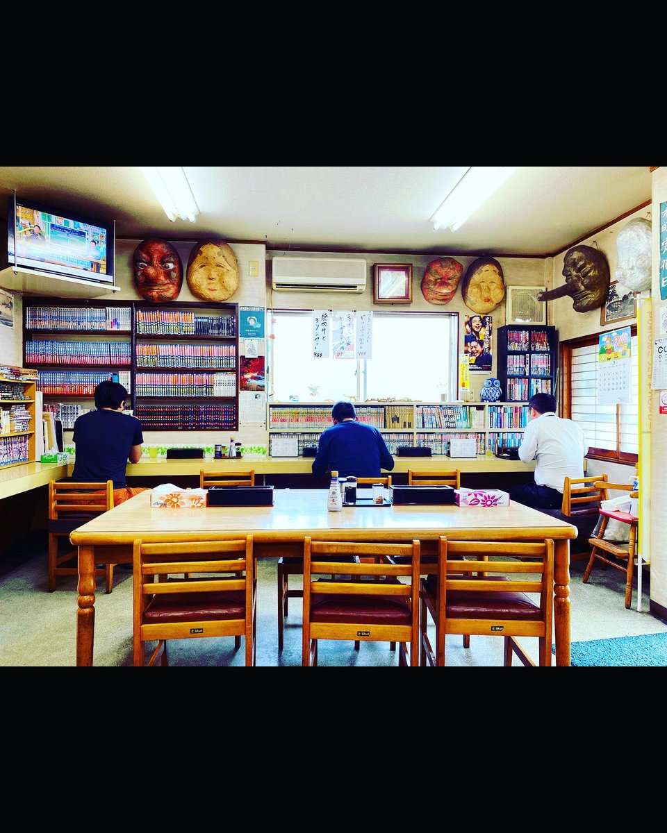 10594BASSO's tweet photo. 実家の近くの定食屋
店のオヤジは健在で
顔見るなり名前
呼び捨てだ！
肉の下のキャベツに
染み込んだタレの味は
40数年ぶりでもブレなく
ガキの頃の迷惑料の
つもりで釣り拒否したら
「今度差し入れまってるぞ」とニッコリ😄
また来るよんクソジジｨ
ご馳走様。
#町中華飲ろうぜ
#これで700円 https://t.co/Z0aPClJycM