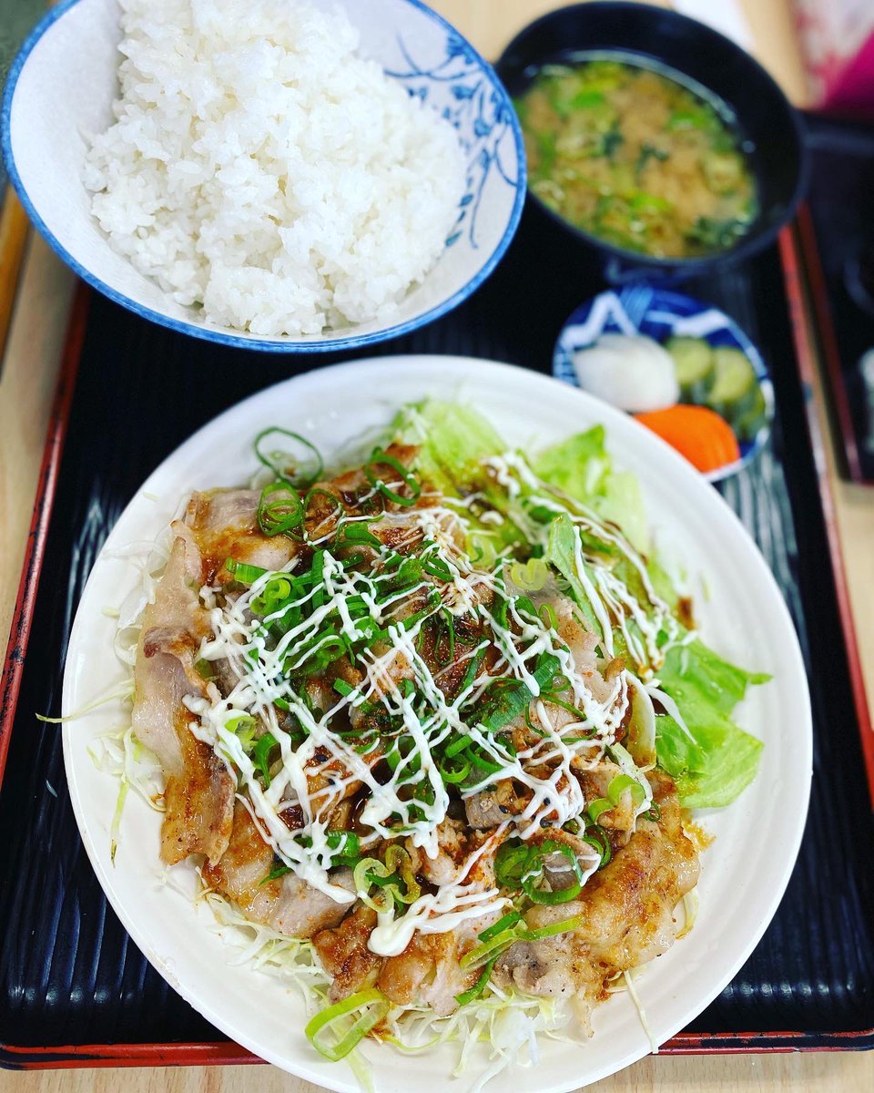 10594BASSO's tweet photo. 実家の近くの定食屋
店のオヤジは健在で
顔見るなり名前
呼び捨てだ！
肉の下のキャベツに
染み込んだタレの味は
40数年ぶりでもブレなく
ガキの頃の迷惑料の
つもりで釣り拒否したら
「今度差し入れまってるぞ」とニッコリ😄
また来るよんクソジジｨ
ご馳走様。
#町中華飲ろうぜ
#これで700円 https://t.co/Z0aPClJycM