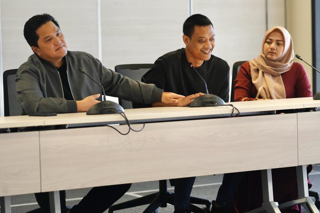erickthohir's tweet photo. Alhamdulillah, hari ini cita-cita Kurnia Meiga dan keluarga untuk memiliki usaha sendiri akhirnya terwujud.

Setelah menderita penyakit mata cukup kronis, Meiga dan istri kini kembali menata kehidupan. Kami di @PSSI akan terus mendukung. Mohon doa dari seluruh pecinta sepak bola. https://t.co/7t9MkF5CFF