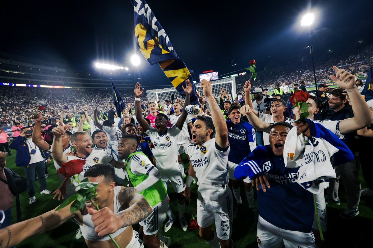 LAGalaxy's tweet photo. LA IS 🔵⚪️🟡 https://t.co/PiqS57YODF