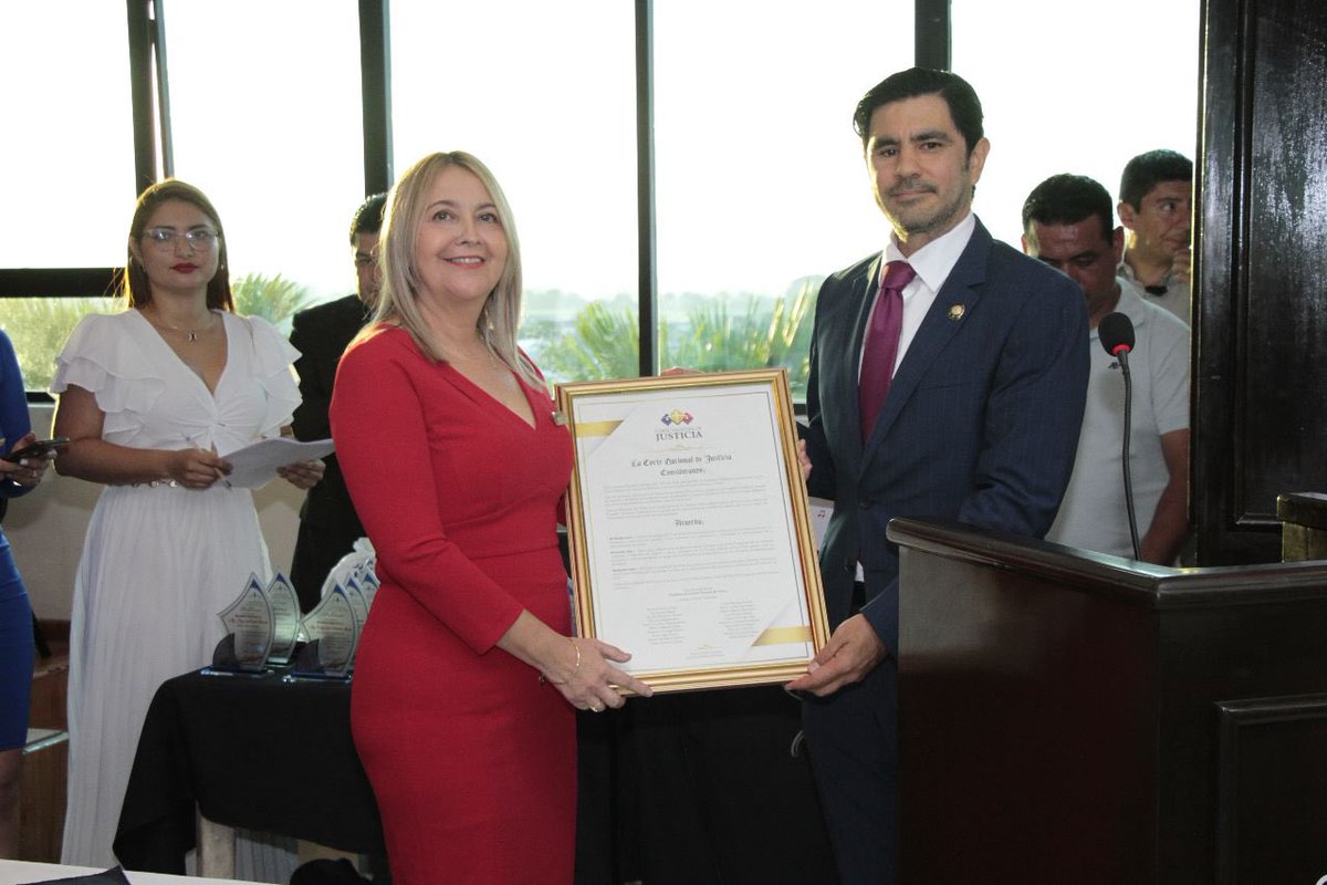 El juez nacional <a href="/tonino_1114/">Luis Antonio Rivera</a>, a nombre del Pleno de la <a href="/CorteNacional/">Corte Nacional de Justicia</a>, entrega a la presidenta de la <a href="/CorteLosRios/">Corte Provincial de Justicia de Los Ríos</a>, Linda Silva Merchán, un acuerdo que reconoce la labor y contribución de este órgano judicial a la administración de justicia del país.
#JusticiaAbiertaCNJ