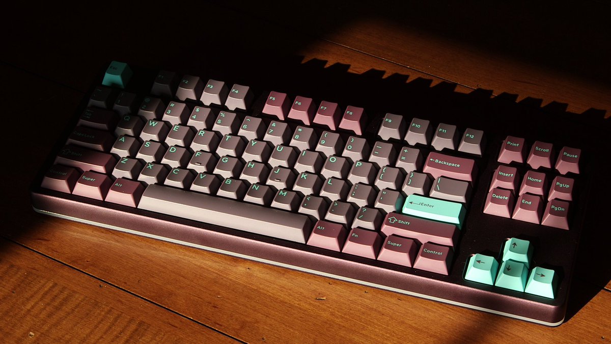 PhrenicTypes's tweet photo. Happy Fourth of July!🎆
.
#mechanicalkeyboards #customkeyboard #mechkeys #keycaps #desksetup #techcommunity https://t.co/ddTIR3Fxbe