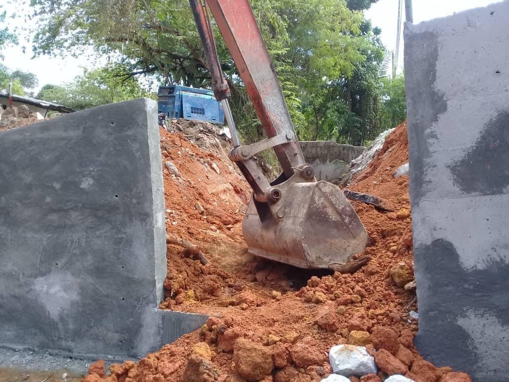 4 Julai 2023 - Infrasel Sdn. Bhd. sedang melaksanakan kerja-kerja membaikpulih pembentung dan jalan, serta kerja-kerja berkaitan di Jalan Masjid, Pulau Meranti, Seksyen 0.3, Daerah Sepang, Selangor.

#Infrasel
#KSSB