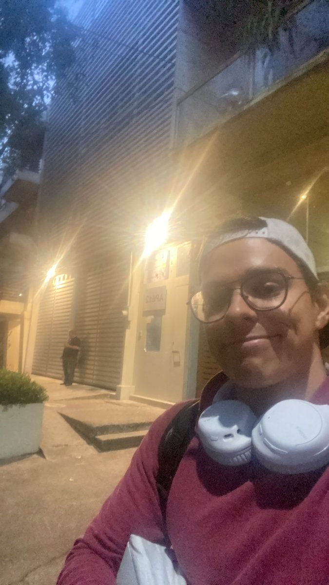 DanielCarrascoK's tweet photo. Caminando por las calles de la CDMX he visto cosplay, gente fumando mota, vagabundos masturbándose, furros, etc. Pero este señor de aquí se acaba de echar el pedo más hijodesuptm premiado y ruidoso justo cuando pasaba en frente de él. Quedé, tuve que tomar una foto de recuerdo https://t.co/nxaAHShMGn