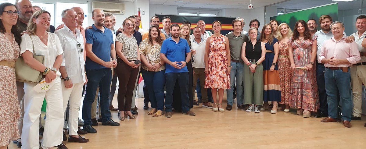 VOXSevilla_'s tweet photo. La candidata número 1 al Congreso por Sevilla @rromerovilches ha dirigido la reunión organizativa celebrada con motivo de las inminentes #Elecciones23J en nuestra sede provincial de c/ Laraña 10. Nuestro presidente provincial @Javicortes_VOX también ha dirigido unas palabras. https://t.co/4kqFqslY4K