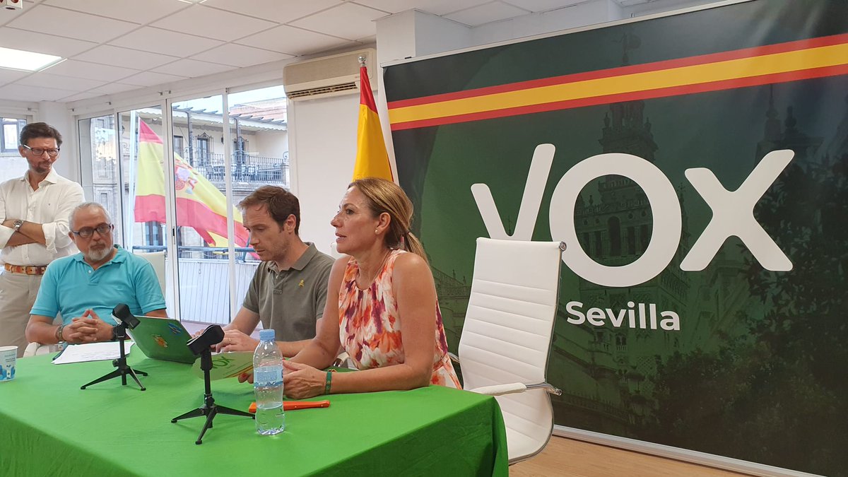 VOXSevilla_'s tweet photo. La candidata número 1 al Congreso por Sevilla @rromerovilches ha dirigido la reunión organizativa celebrada con motivo de las inminentes #Elecciones23J en nuestra sede provincial de c/ Laraña 10. Nuestro presidente provincial @Javicortes_VOX también ha dirigido unas palabras. https://t.co/4kqFqslY4K
