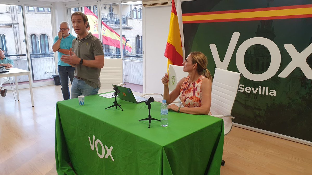 VOXSevilla_'s tweet photo. La candidata número 1 al Congreso por Sevilla @rromerovilches ha dirigido la reunión organizativa celebrada con motivo de las inminentes #Elecciones23J en nuestra sede provincial de c/ Laraña 10. Nuestro presidente provincial @Javicortes_VOX también ha dirigido unas palabras. https://t.co/4kqFqslY4K