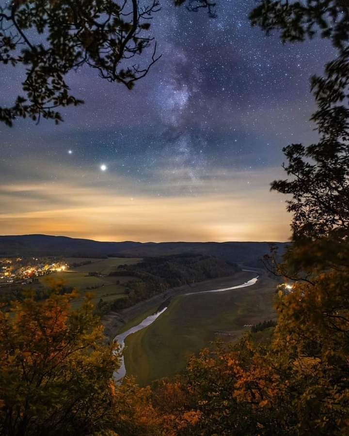rosacruzaurea's tweet photo. "A vida é uma viagem experimental, feita involuntariamente. É uma viagem do espírito através da matéria, e, como é o espírito que viaja, é nele que se vive." 

Fernando Pessoa 
Imagem: Evegenit, por Pixabay
#rosacruzaurea #espiritualidade #gnosis https://t.co/BkJN9XvOR4