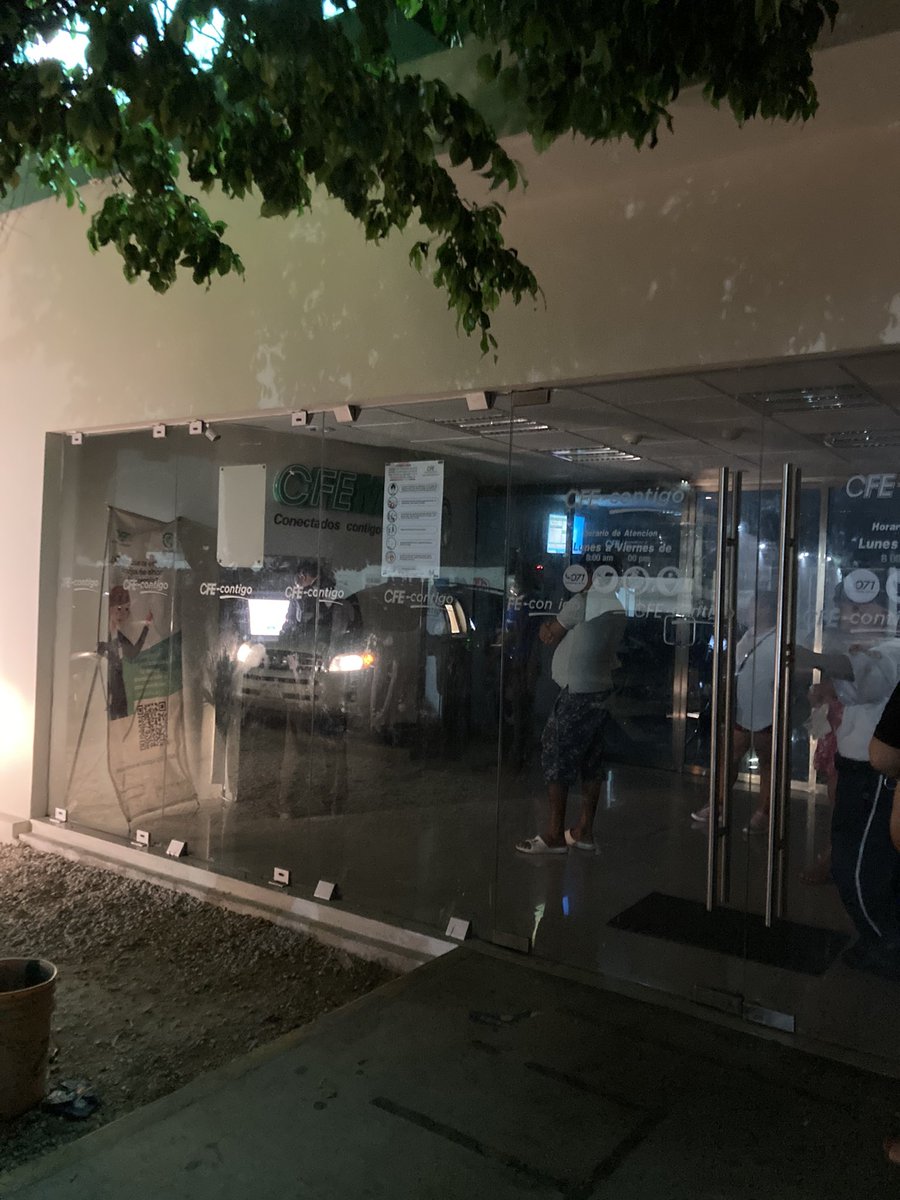 El colmo, vienes a pagar la luz y en el modulo irónicamente no tiene luz. Hasta cuando <a href="/CFE_Contigo/">CFE_Contigo</a>  un pésimo servicio para poder pagar y en los pocos lugares, los tienen inseguros y sin un digno servicio. <a href="/CarlosLoret/">Carlos Loret de Mola</a>