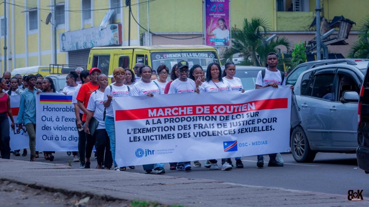 #DRC: CSOs in Kinshasa march in support of a proposed law waiving court fees for #SGBV survivors. With @jhrnewsdrc's help, media & activists are keeping this game-changing legislation in the headlines as it awaits a 2nd reading in parliament. More here: jhr.ca/drc-national-a…