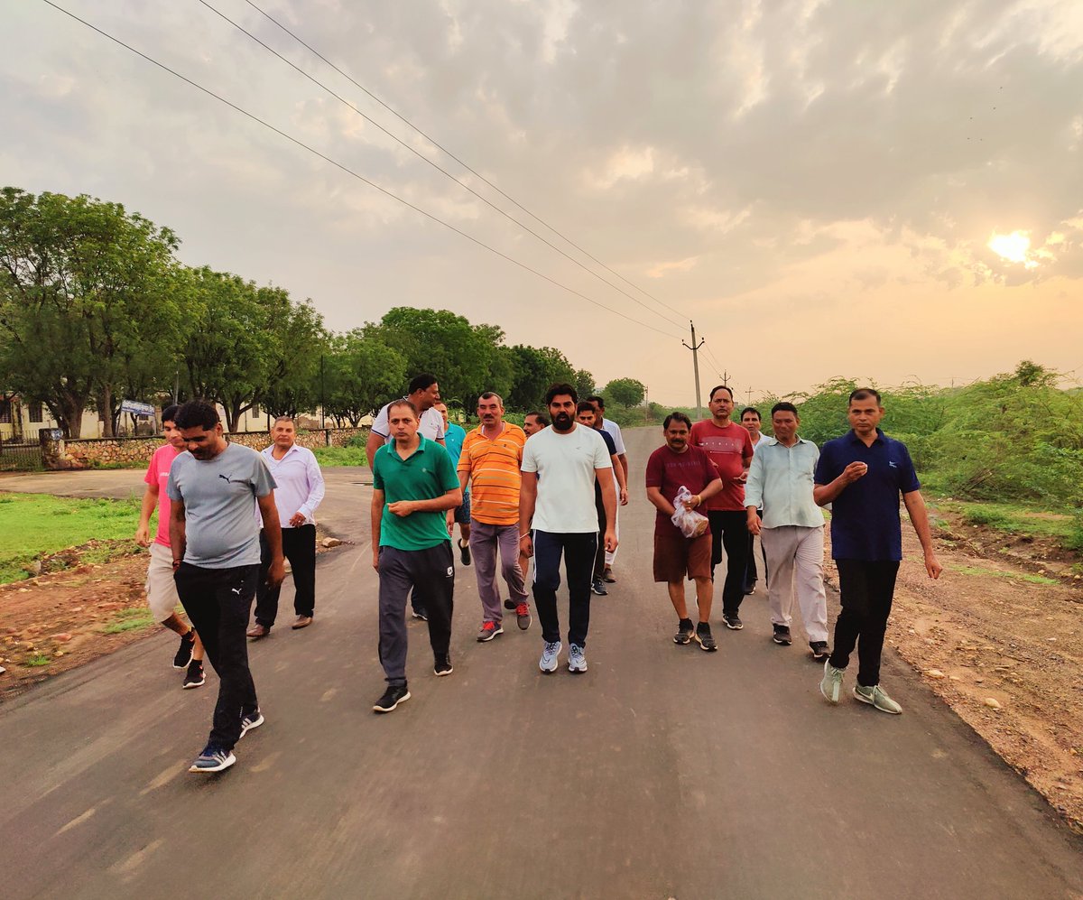 VikramMeena_'s tweet photo. आज जन्मदिन के अवसर पर मॉर्निंग वॉक के सभी साथियों ने बादाम खिलाकर आशीर्वाद और स्नेह दिया !

आप सभी साथियों का प्यार मुझें इस तरह ही मिलता रहे !

#vikramsinghmeena https://t.co/D2dFQI3xW5