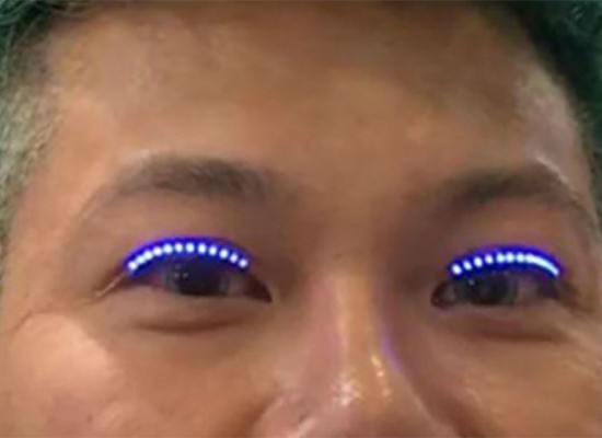 no futuro cilios de led nos permitira enxergar no escuro. superando totalmente as limitações humanas impostas por Deus.