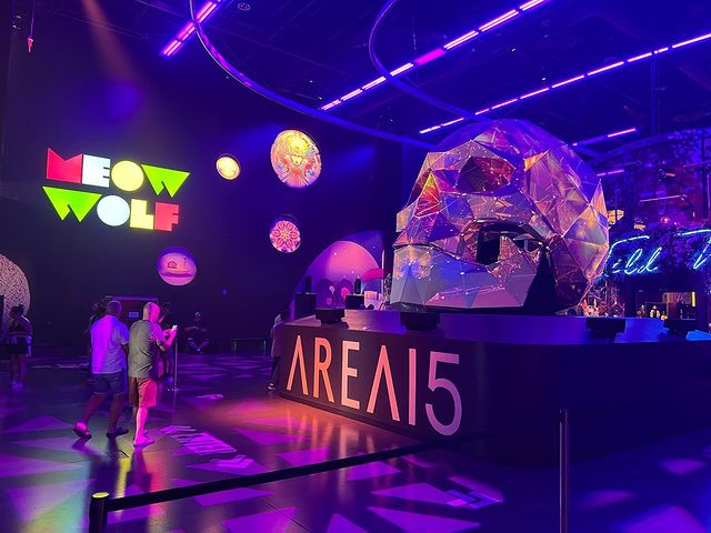 TravelNevadaEsp's tweet photo. Area15 es un espacio vanguardista que ofrece una fusión de arte, tecnología y cultura pop. Este lugar te llevará a un viaje que desafiará tus sentidos y ampliará tu imaginación.
#TravelNevada #ExploraNevada
📸: @shaneschag https://t.co/PKTlHRyJgn