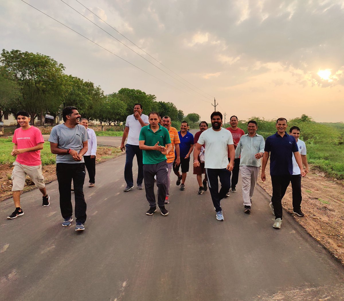 VikramMeena_'s tweet photo. आज जन्मदिन के अवसर पर मॉर्निंग वॉक के सभी साथियों ने बादाम खिलाकर आशीर्वाद और स्नेह दिया !

आप सभी साथियों का प्यार मुझें इस तरह ही मिलता रहे !

#vikramsinghmeena https://t.co/D2dFQI3xW5