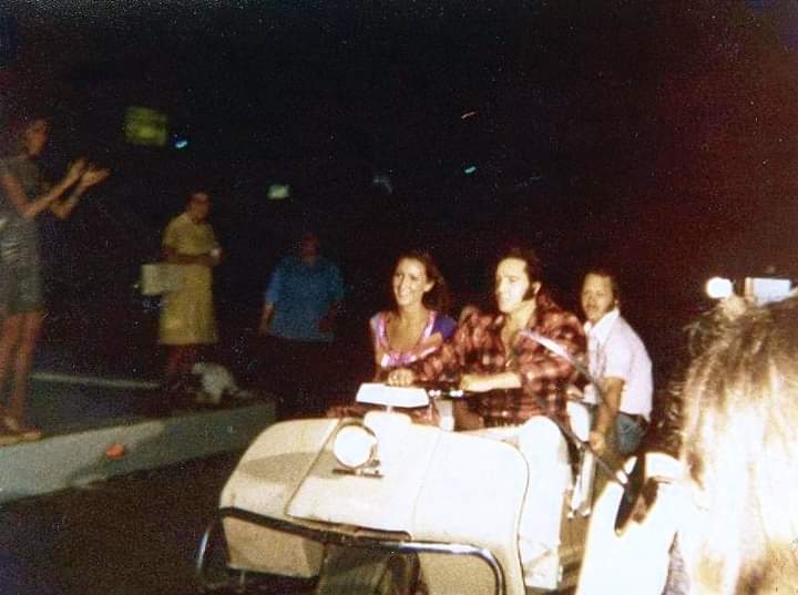 🌹🌹 ✨✨✨July 5, 1974
Elvis driving around the grounds of Graceland with <a href="/LindaThompsonLT/">Linda Thompson</a> and Billy Smith.✨✨✨🌹🌹