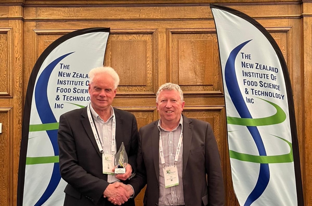 MPI_NZ's tweet photo. Congratulations Dr Rob Lake @ESRNewZealand for winning the 2023 Significant Contribution to Food Safety Award! Sponsored by New Zealand Food Safety, the Award was presented at the 4 July #NZIFST Awards Dinner. https://t.co/AtRLDQiRxk https://t.co/OeJowQZMKs