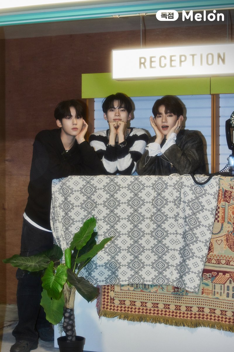 melon's tweet image. #ZEROBASEONE 데뷔 D-5⭐️ 큰거 온다!
멜론 독점🍈 앨범 자켓 촬영 비하인드 포토 공개
(유닛 사진 미리보기👀)

멜론 매거진에서 데뷔 응원 메시지 남기고
사인 폴라로이드 받자🌹

📷 더 많은 사진은 멜론에서!
👉kko.to/AroNy5hyar

#멜론 #제로베이스원 #ZB1 #YOUTHINTHESHADE
@ZB1_official