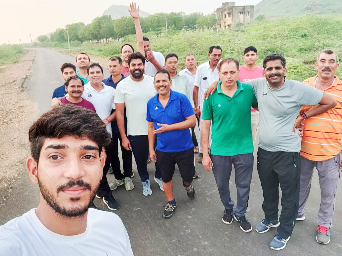 VikramMeena_'s tweet photo. आज जन्मदिन के अवसर पर मॉर्निंग वॉक के सभी साथियों ने बादाम खिलाकर आशीर्वाद और स्नेह दिया !

आप सभी साथियों का प्यार मुझें इस तरह ही मिलता रहे !

#vikramsinghmeena https://t.co/D2dFQI3xW5