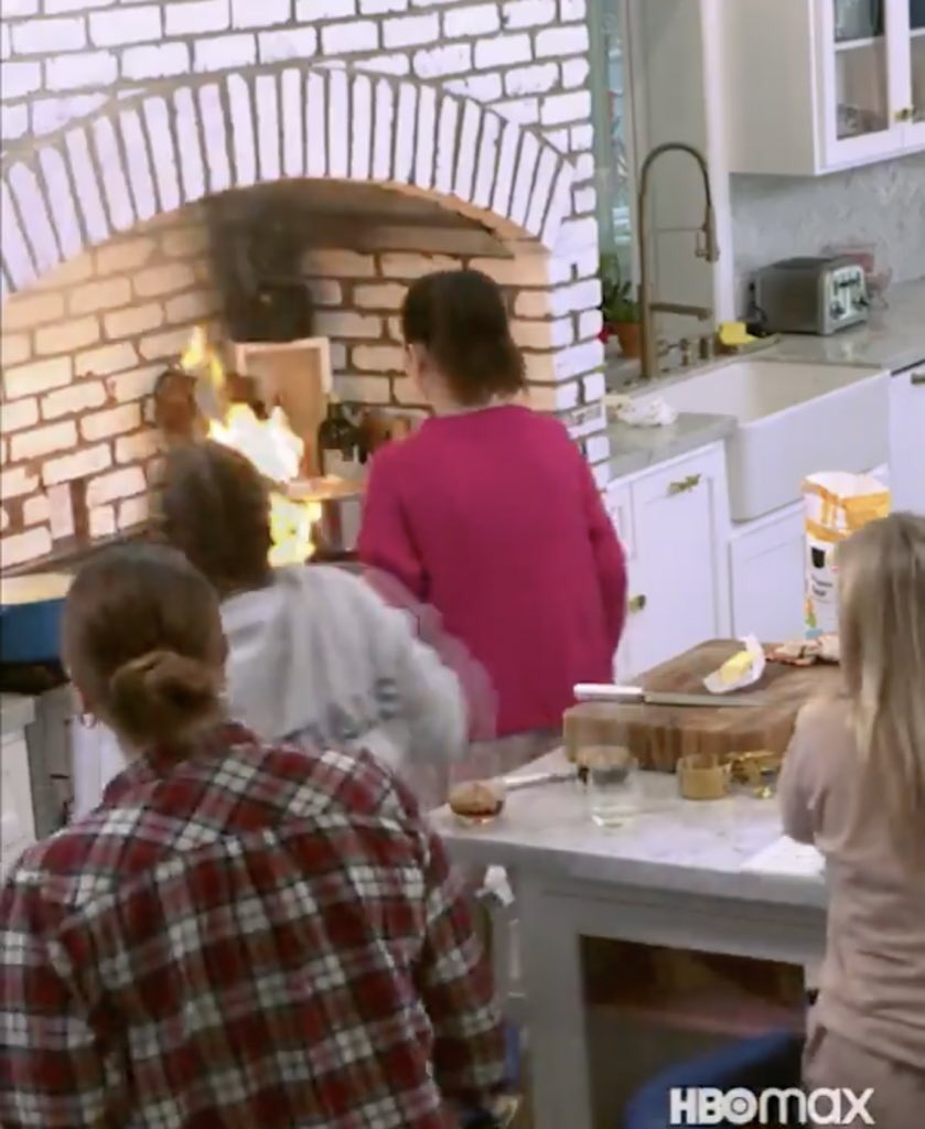 SELENAS4ME's tweet photo. nadie:
absolutamente nadie:
selena gomez intentado apagar el fuego en su cocina soplándolo: https://t.co/6EX2OTaIoS