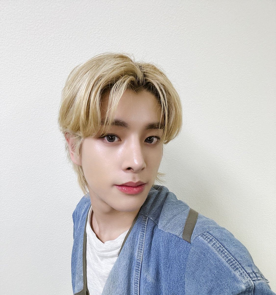 hello everyone!!

I'm Russ, 17 and I'm looking for interactive moots here on twitter!!

- new to #stantwt #kpoptwt
- he/him
- filo
- looking for interactive engenes, onces, fearnots (but any fandom will do)

~I follow back 

rts &amp; likes are appreciated!