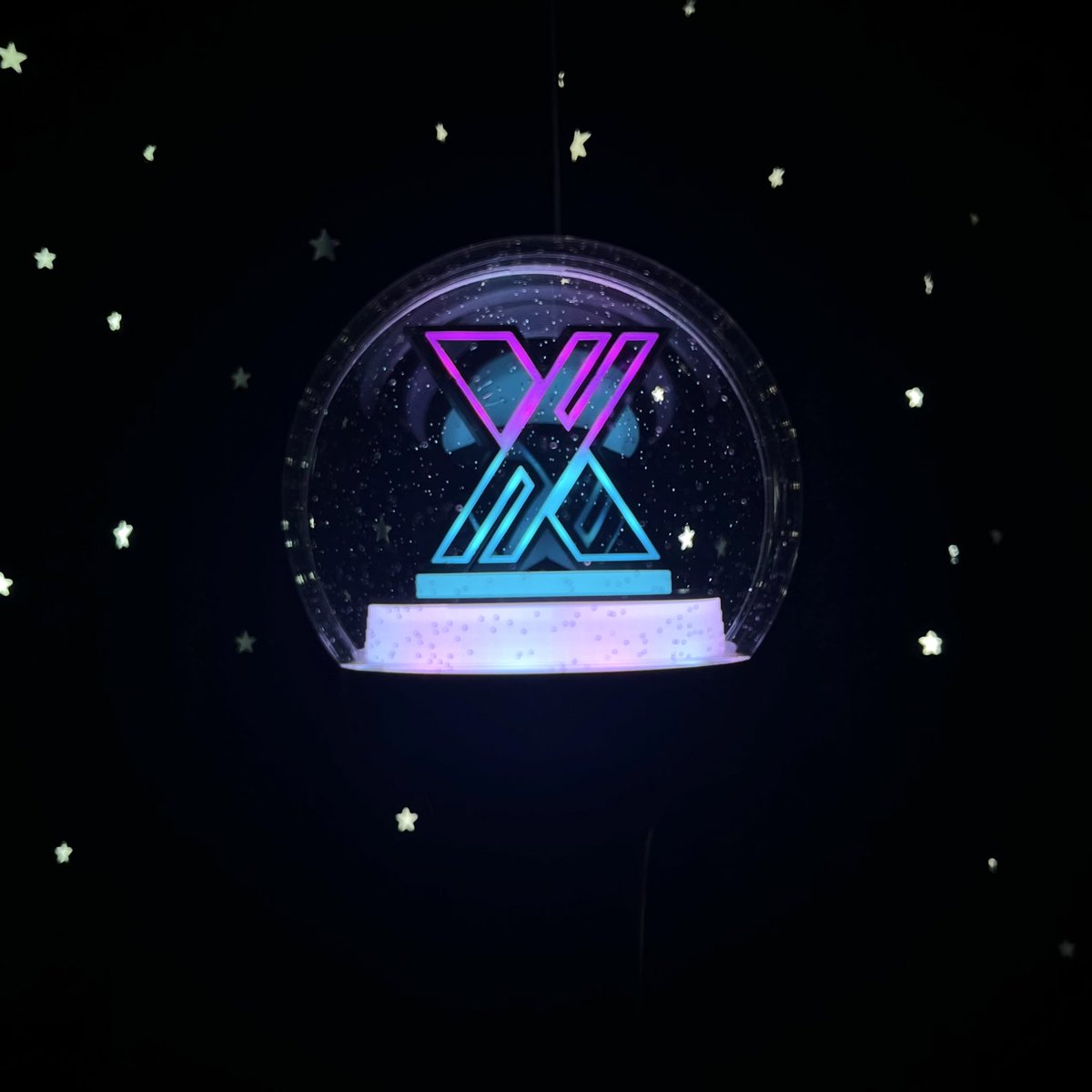 cherrybingsoo's tweet photo. 엑디즈 응원봉 실물 제발 보실 분
🥹🥹💜💙 영롱하도다 ....

Xdinary Heroes official light stick ♡ https://t.co/MlgwHarjBC