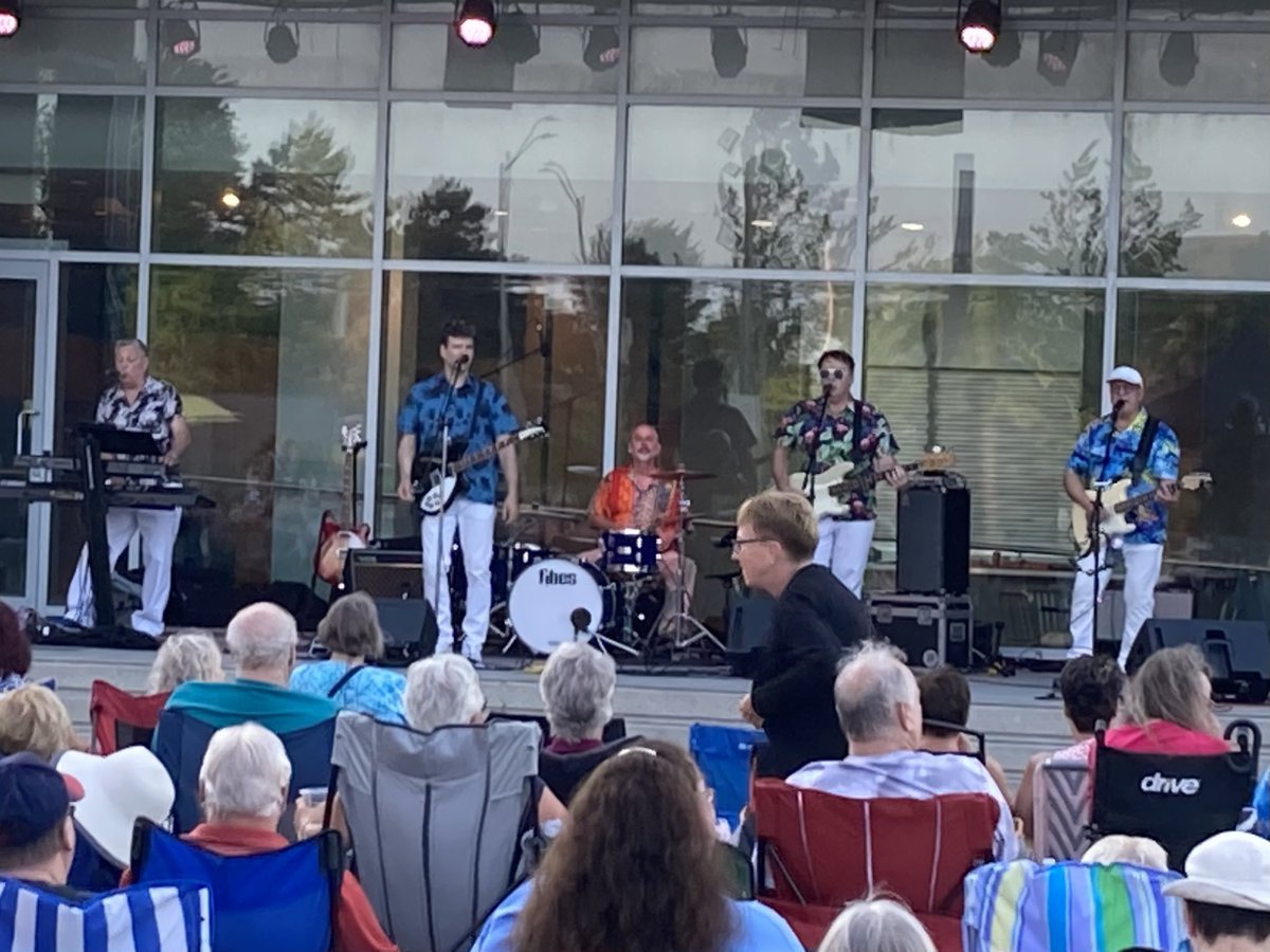 lisaforajax's tweet photo. Music in the Square is back! Great turnout for the Beach Party Boys & the official start of Summer in the Square! #Ajax #Summerinthesquare #PatBaylySquare https://t.co/ls8DF1v0Il