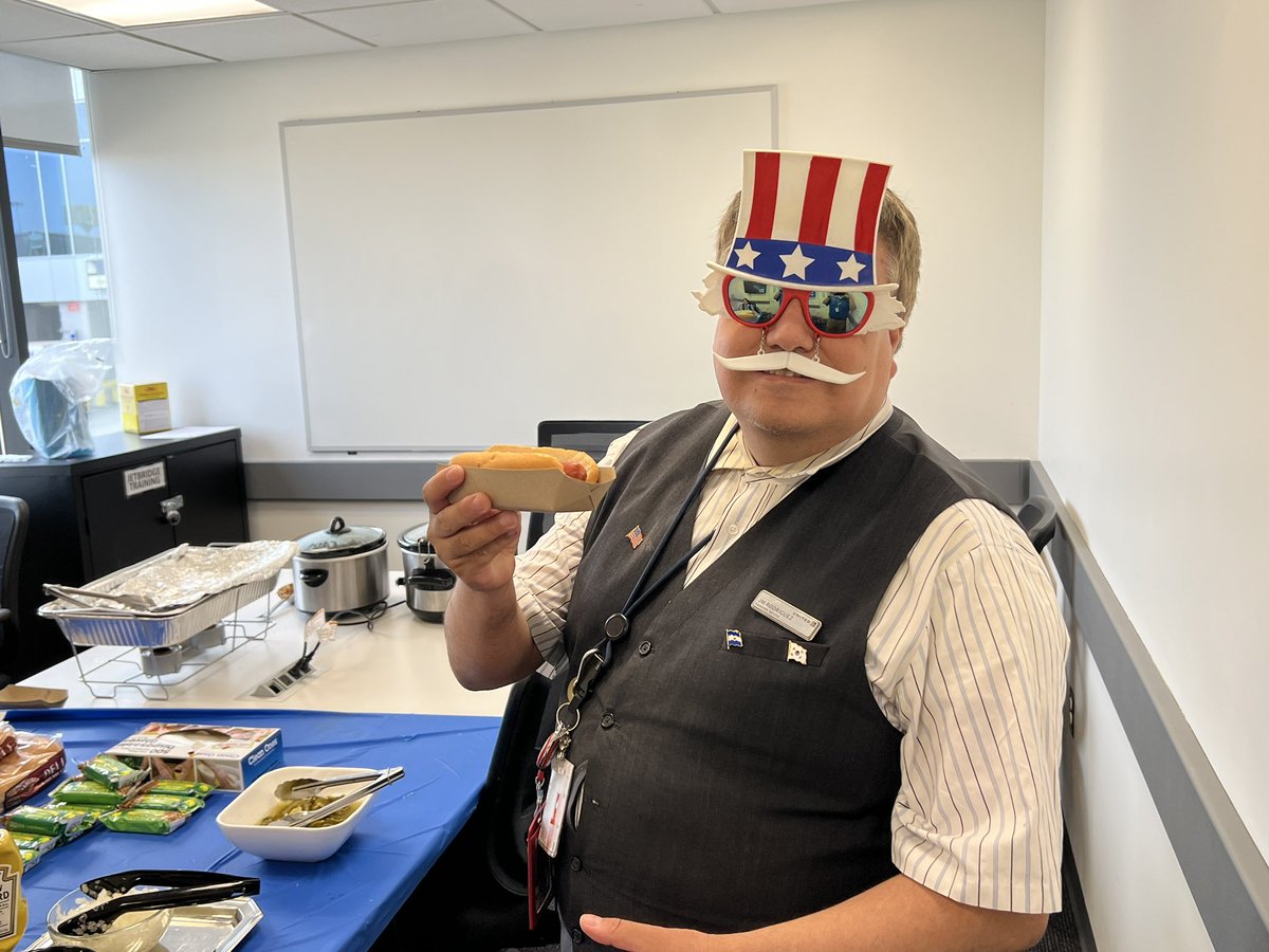 Our hot dog party continues with our LAX CS team. Hope everyone is having a fun and safe 4th of July! 🇺🇸🎇 @mcgrath_jonna @GlennDa88135935 @bunbunn09 @laxDPark @LAX_HubHub @weareunited