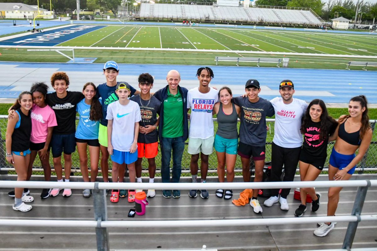 MiamiEliteTC's tweet photo. Thank you, Alan Webb, for coming last night to speak to our group! 🙏 

Alan holds the American record in the mile, having run a 3:46 and also the High School National record running a 3:53!
-

#Olympian #Olympics #trackandfield #recordholder #usatf #Miamirunning #miamitrack #run https://t.co/CDQPs0YU87