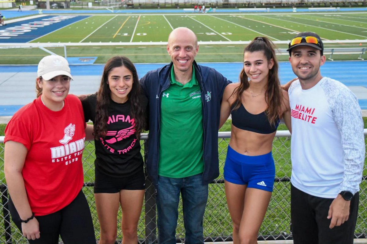 MiamiEliteTC's tweet photo. Thank you, Alan Webb, for coming last night to speak to our group! 🙏 

Alan holds the American record in the mile, having run a 3:46 and also the High School National record running a 3:53!
-

#Olympian #Olympics #trackandfield #recordholder #usatf #Miamirunning #miamitrack #run https://t.co/CDQPs0YU87