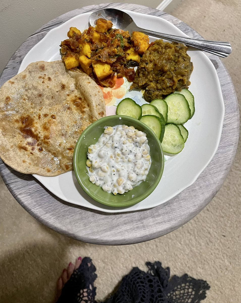 Sayanikudi's tweet photo. Bhartha, paneer sabzi, boondi raita, roti & cucumber slices - only bhartha was sourced from somewhere, rest made at home by me☺️
Sonali @kirpal_pandit, fulfilled my parshada promise to #Guruji 🙏
Parshada/rotis🫓 were reasonably round🫣
#indianfood #dinner #Shukrana #notacook https://t.co/q23cdQ6g2N