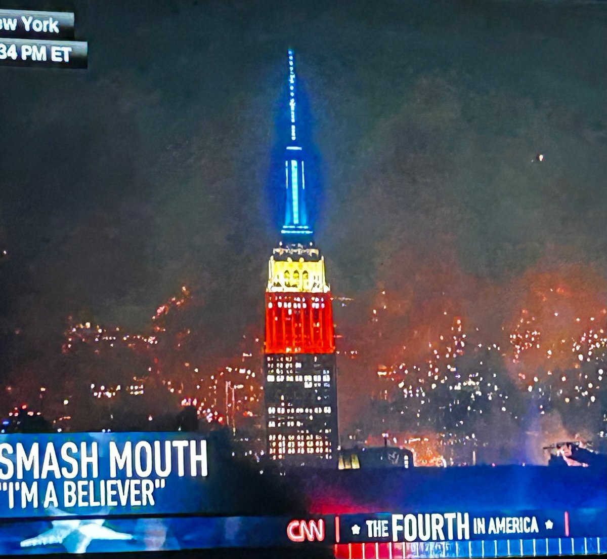 Tricolorul se vede in New York impreuna cu artificiile pentru ziua de independenta a Americii 😆 🇷🇴🇺🇸