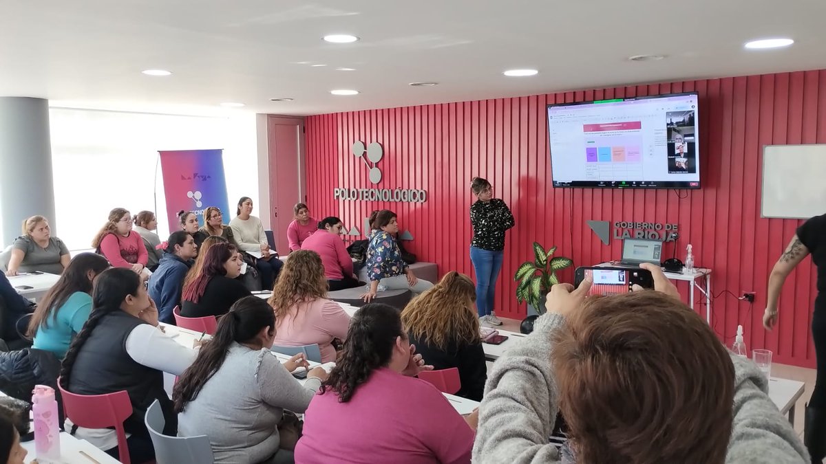 maursediaz's tweet photo. Diciéndo y haciendo , generando más oportunidades , abrazando a las diversidades y disidencias.
@QuintelaRicardo @BeatrizTello4 @amolinalarioja @EquipoAdamaza @TeresitaMadera @ElviraZalazar @MiriamPortugal7 https://t.co/CpuI1i0rB0