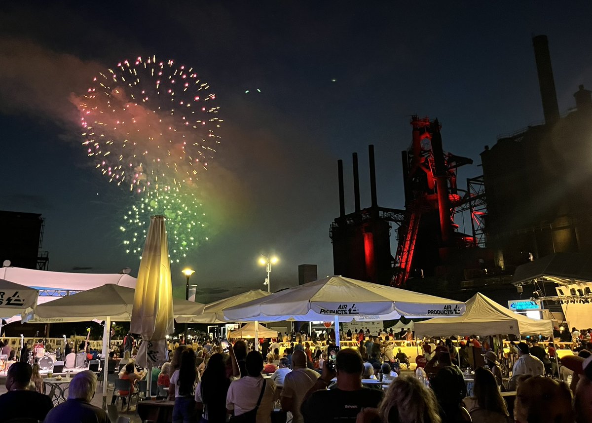 Fireworks at <a href="/SteelStacks/">SteelStacks</a>. #BASDcommunity <a href="/ArtsQuest/">ArtsQuest</a>
