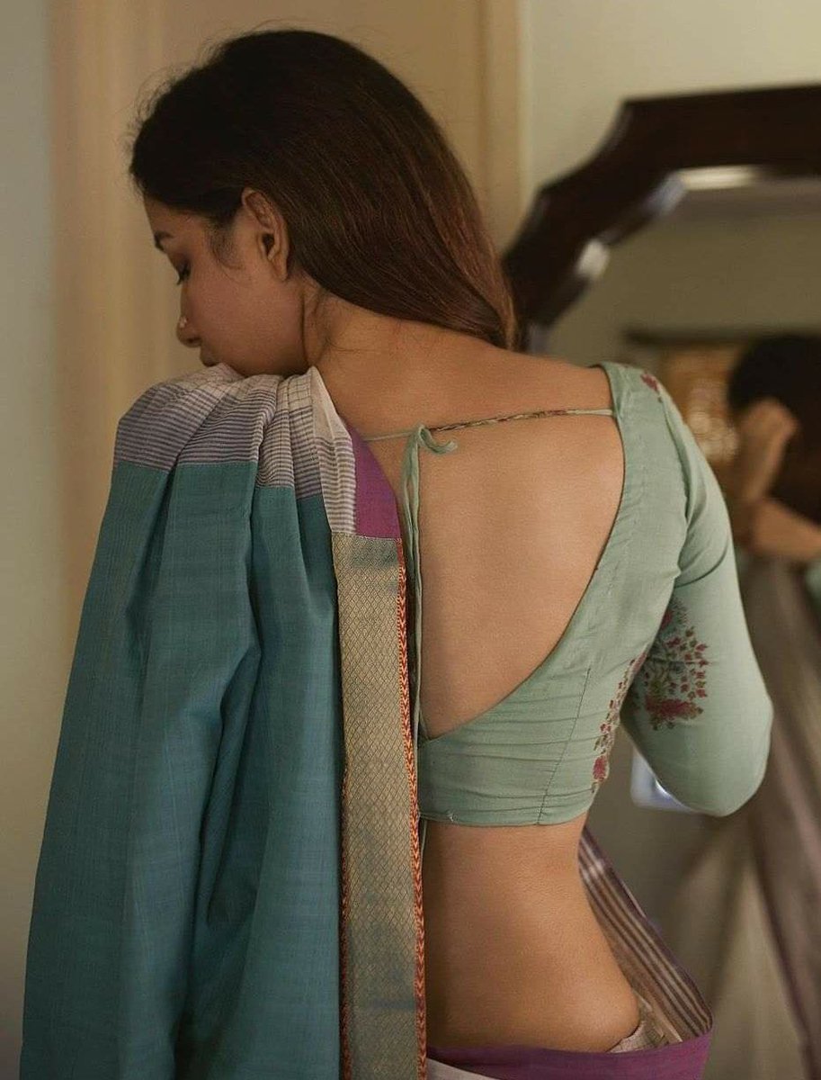 yvenky75's tweet photo. @KollyCensor She is just saree model, https://t.co/JmR1oLv1tC