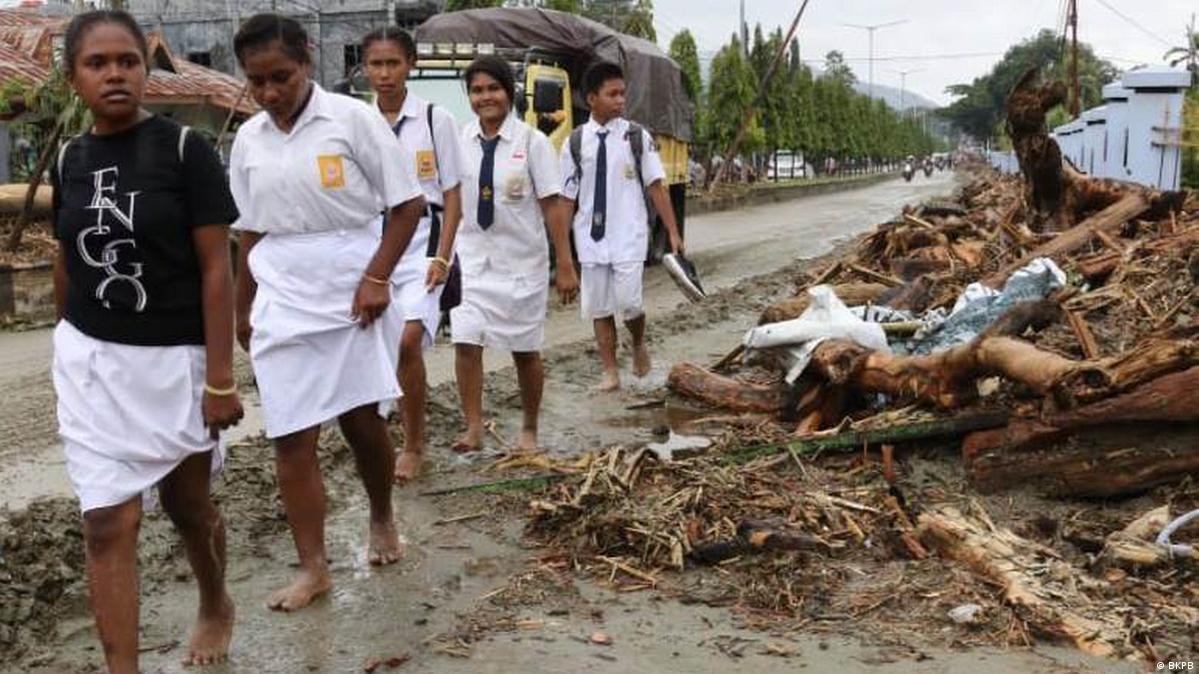 angkytm's tweet photo. Peristiwa bencana iklim, kekeringan, banjir, mengakibatkan hilangnya pekerjaan dan pendapatan, berdampak pada anak remaja dapat menimbulkan traumatis dan guncangan yang berpengaruh bagi kemajuan akademik dan perkembangan fisik. Ulasan Peneliti disini 
https://t.co/CAdJwFEF3s https://t.co/YIpz1pncMX
