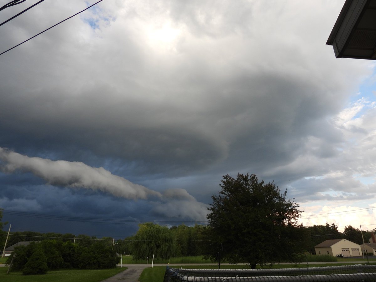 Sarabeth_13's tweet photo. @NWSAlbany These were the cloud formations in Halfmoon around 7:06 PM. We didn't get any rain with this cell, just some strong winds that knocked over some potted plants. Impressive looking clouds &amp; movement! https://t.co/d6FPXMyu3l