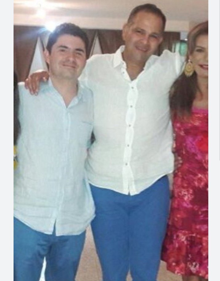 luisvargasb85's tweet photo. Que manda a decir Luis Felipe Henao que no quiere que ésta foto con el Ñeñe Hernández se haga viral, va a denunciar a Cony Camelo por preguntar si eran amigos cercanos, no la vayan a compartir ni a replicar por favor... 😬 https://t.co/rktYjMuwF9