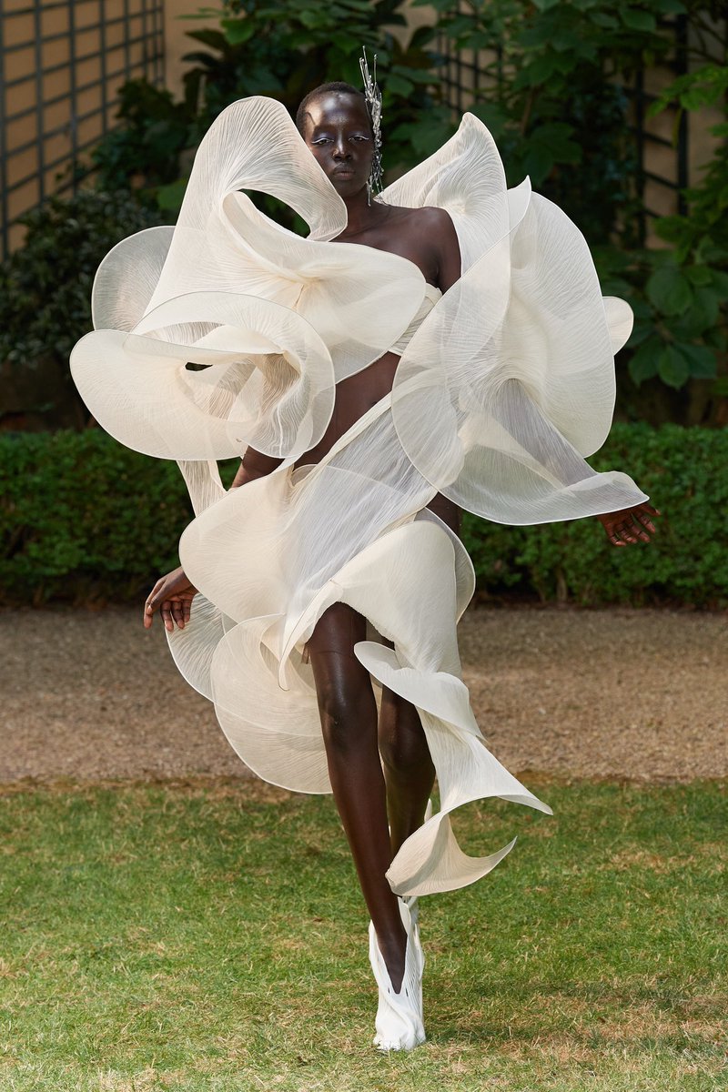 JulsV_M's tweet photo. Humanos que se adaptan a vivir en la tierra y el agua como historia detrás de Iris Van Herpen. Dice la diseñadora que aplicó técnicas arquitectónicas en un deseo por dotar a esta disciplina de fluidez y movimiento. Me gusta el aspecto de heroína de algunas salidas. #PCFW https://t.co/AFOyojfOdD