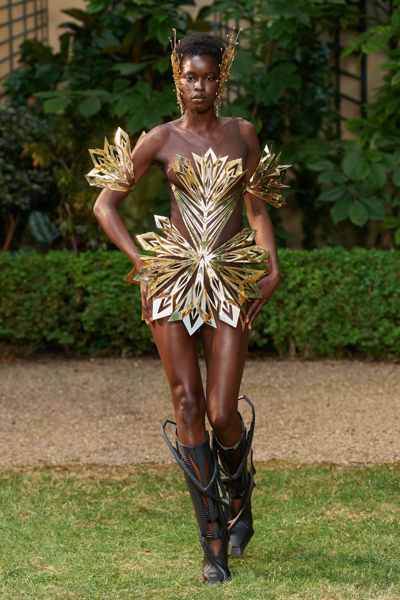 JulsV_M's tweet photo. Humanos que se adaptan a vivir en la tierra y el agua como historia detrás de Iris Van Herpen. Dice la diseñadora que aplicó técnicas arquitectónicas en un deseo por dotar a esta disciplina de fluidez y movimiento. Me gusta el aspecto de heroína de algunas salidas. #PCFW https://t.co/AFOyojfOdD