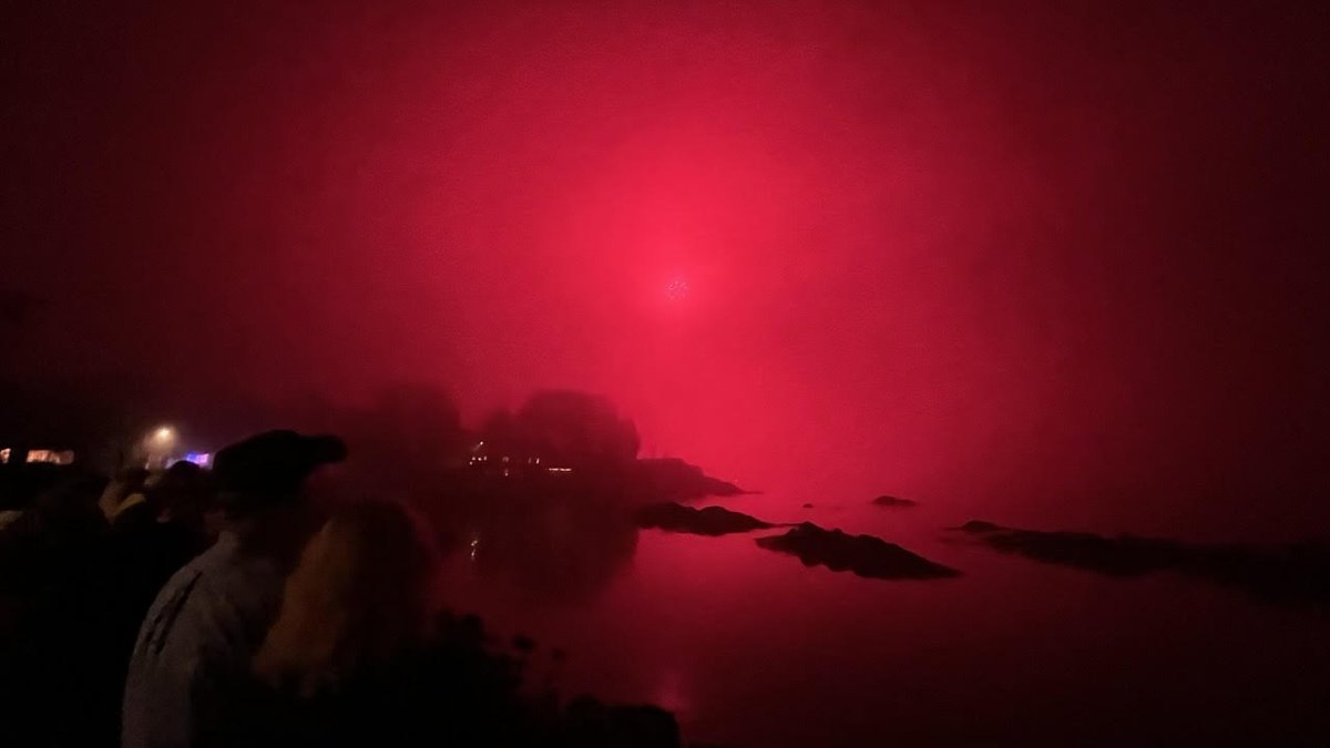 MHDcurrent's tweet photo. Rockets red where?
Marblehead's July 4th fireworks display just wrapped up, but the dense fog made it tough for spectators to see much. We'll have more photos and coverage. 
#Bustofshow?  #Julyfourth #MarbleheadCurrent #CurrentCommunity #fireworks https://t.co/bfWb9zxRo9