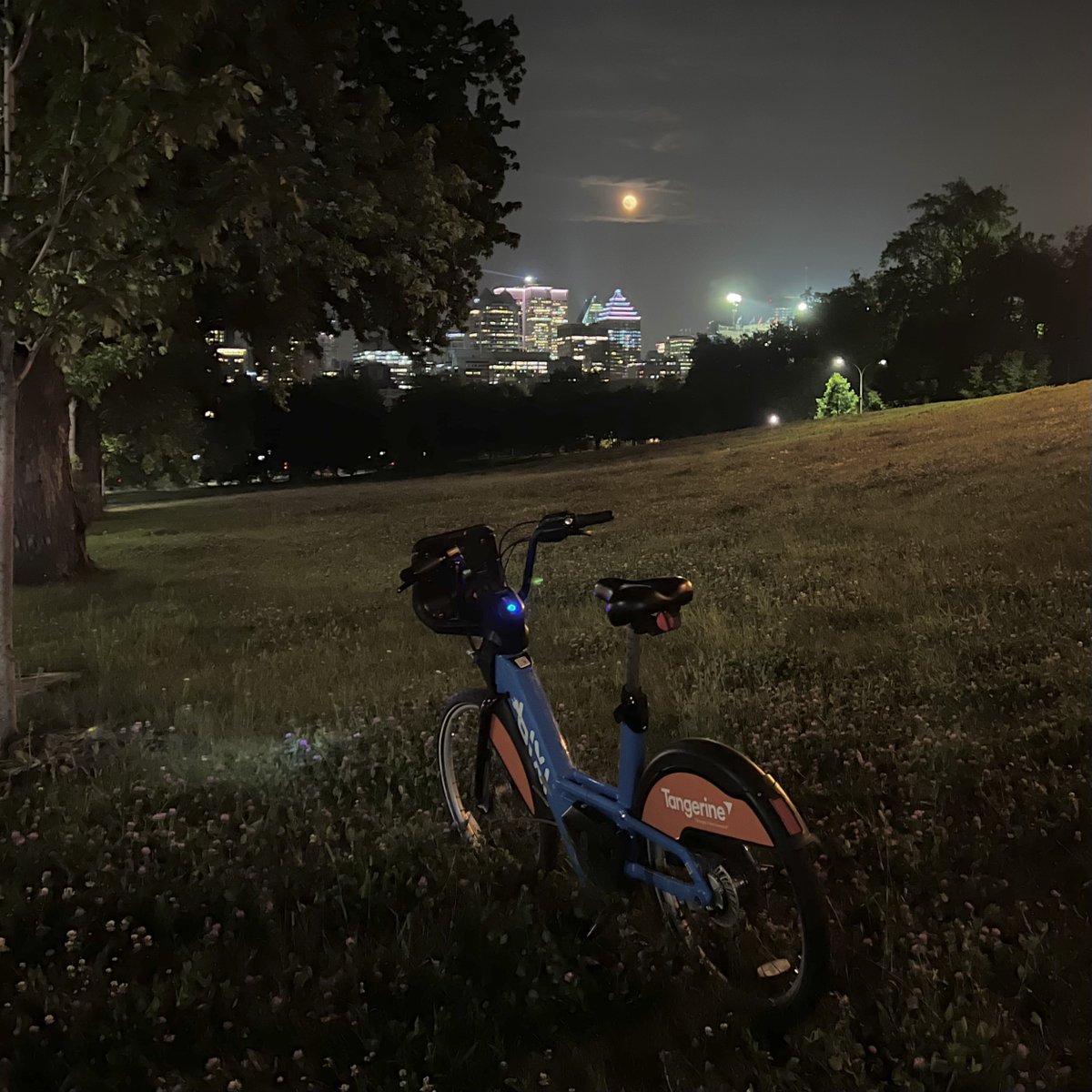 guyars's tweet photo. Quelques photos de la super lune d'hier prises au pied du mont Royal.
#Biximtl https://t.co/ltjs5m9cDi