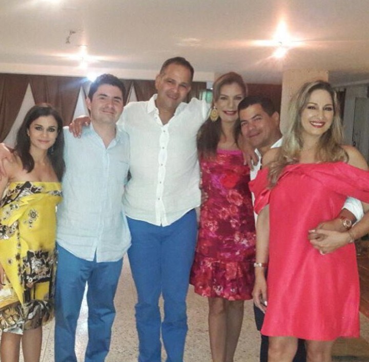Mamertos0's tweet photo. Qué manda a decir el jefe de campaña de Fico Gutiérrez a la alcaldía de Medellín Luis Felipe Henao, qué va a demandar a todos los qué compartan esta foto suya con el narcotraficante Ñeñe Hernández. https://t.co/NRvkm3z7u1