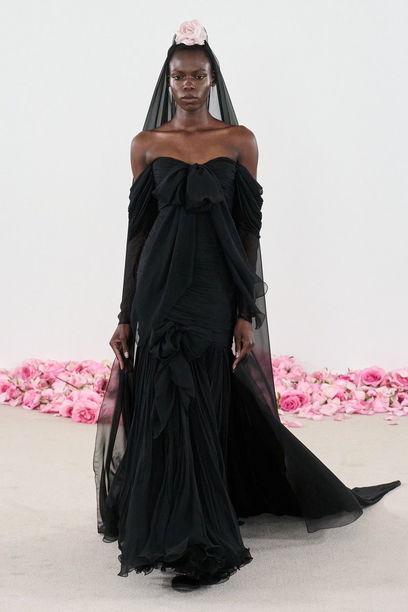 JulsV_M's tweet photo. Especial mención a esta salida de Giambattista Valli a lo Cristian Lacroix.
A moment! #PCFW https://t.co/jltoutfU8B