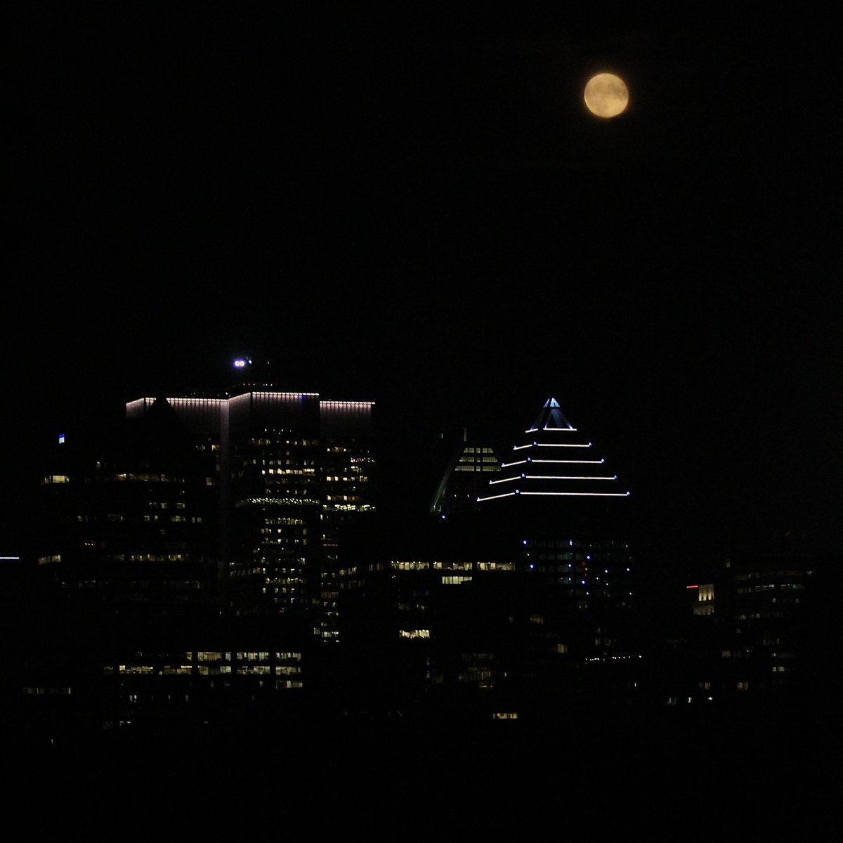 guyars's tweet photo. Quelques photos de la super lune d'hier prises au pied du mont Royal.
#Biximtl https://t.co/ltjs5m9cDi