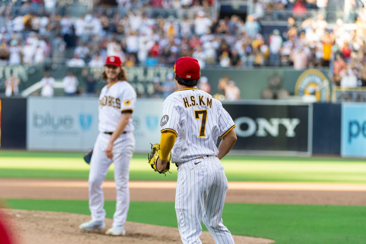 Padres's tweet photo. Josh looks at Ha-Seong the way we all look at Ha-Seong 🫶 https://t.co/a6k2jT09gQ