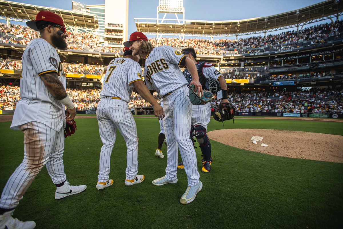Padres's tweet photo. Josh looks at Ha-Seong the way we all look at Ha-Seong 🫶 https://t.co/a6k2jT09gQ