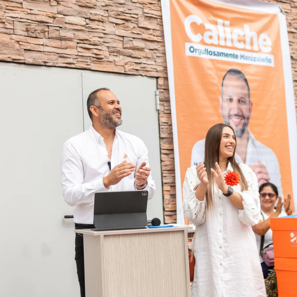 Mi mejor regalo de cumpleaños fue entregar los sentires de más de 100 mil Manizaleños.🧡
Más que agradecido con todos los que nos avalaron por medio de sus firmas, estamos listos para lo que viene.
#ManizalesSomosTodos