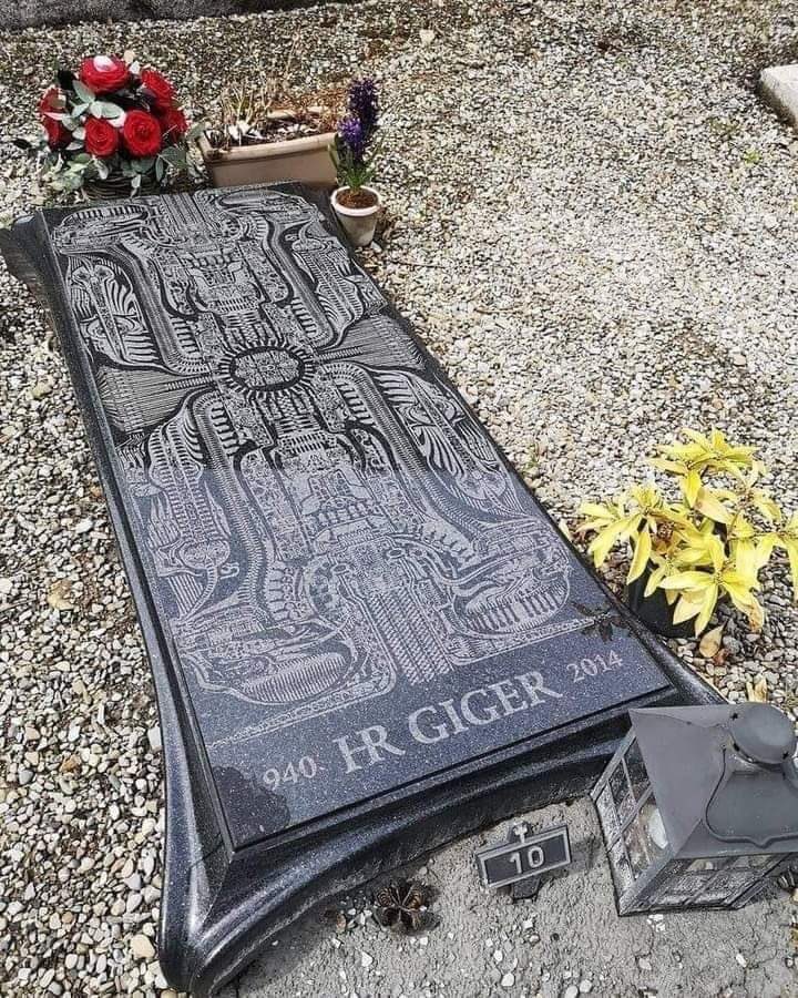 映画エイリアンのデザインでお馴染みのHRギーガー氏のお墓
RIP