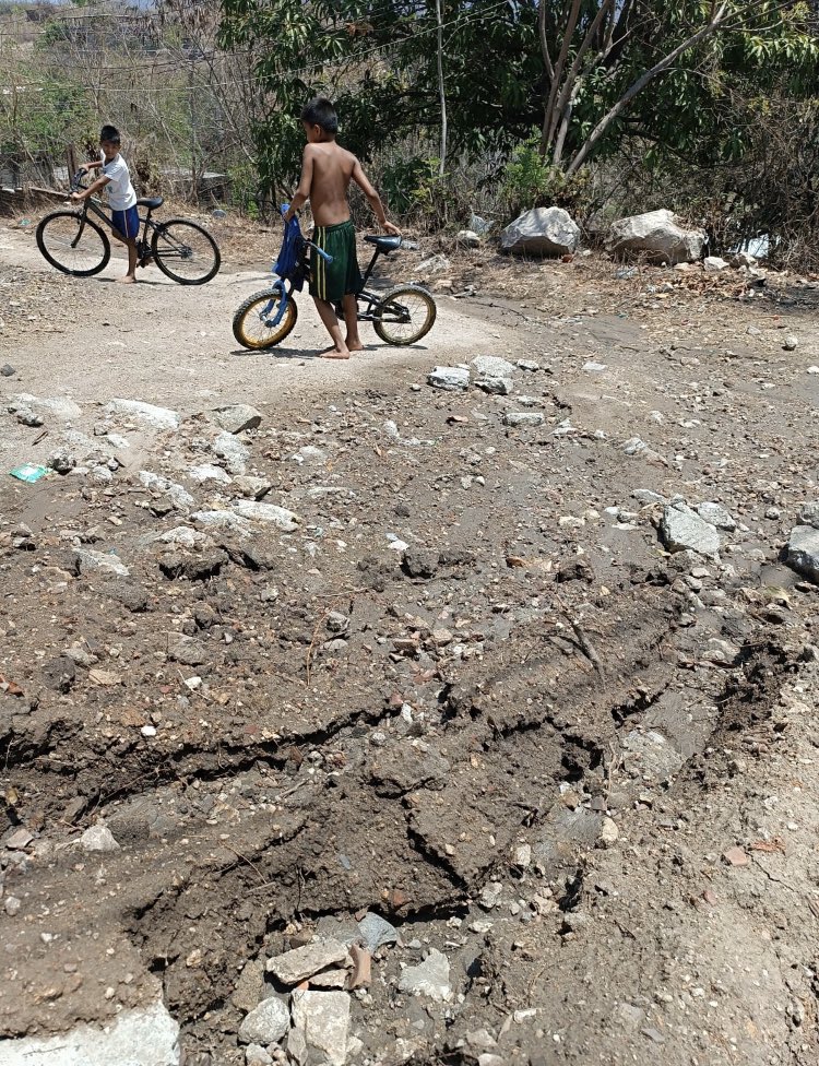 Gobernadora <a href="/EvelynSalgadoP/">Evelyn Salgado Pineda</a> el pasado diciembre el <a href="/Congreso_CdMex/">Congreso de la Ciudad de México</a> aprobó 10 millones de pesos para 3 calles en la comunidad #VillaRotaria #Guerrero, la comunidad acusa a <a href="/YasirDeloya/">Yasir Deloya</a> de robárselos. 10 millones etiquetados para esta comunidad sin accesos. Quién les responde?